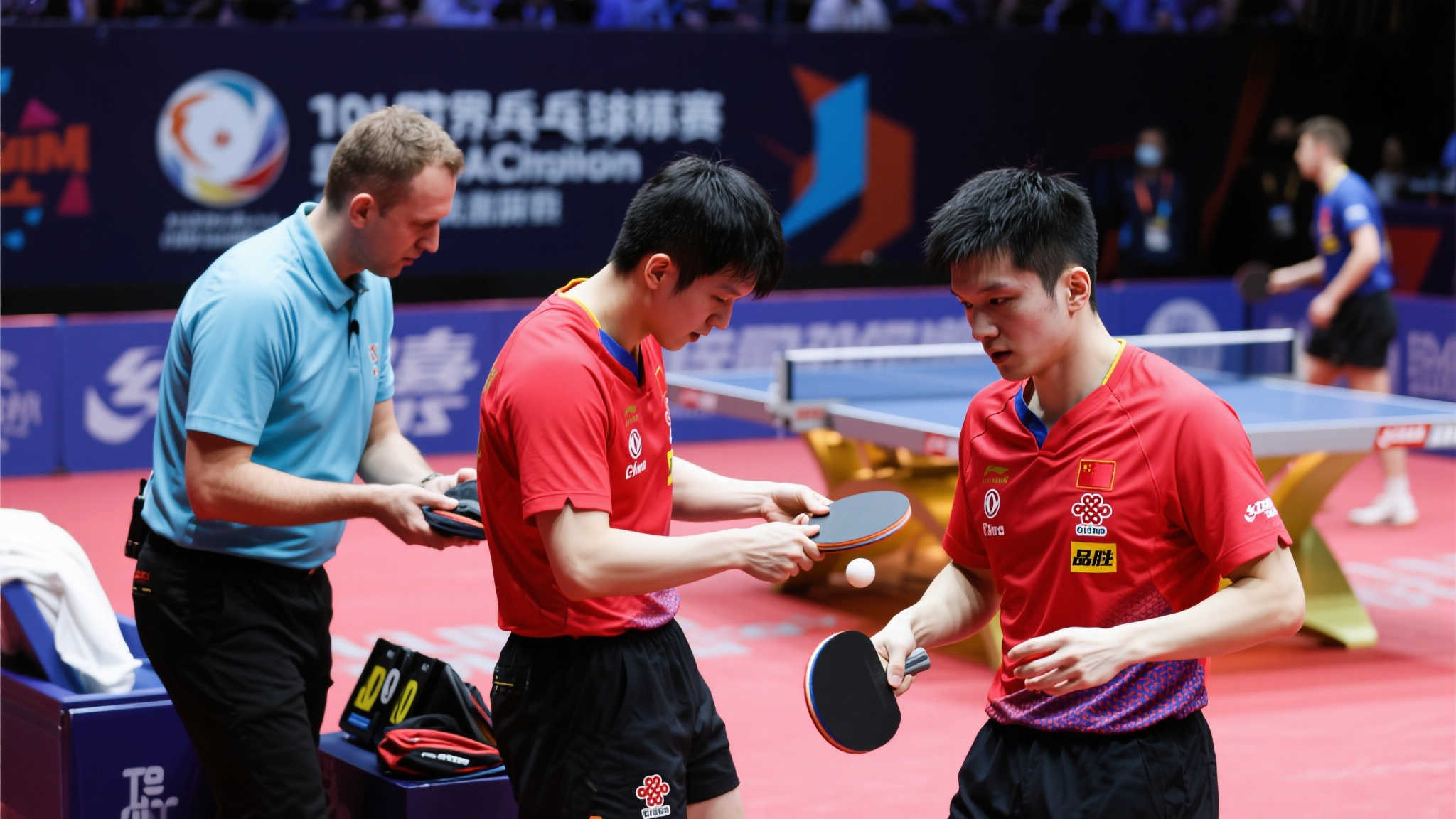 世乒赛王楚钦球拍检测不合格无奈换拍,赛后情绪低落表不满 世乒赛王楚钦球拍检测不合格无奈换拍,赛后情绪低落表不满